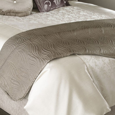 iLiv Palladio Mocha Ciprini Quilted Reversible Throw, Latte